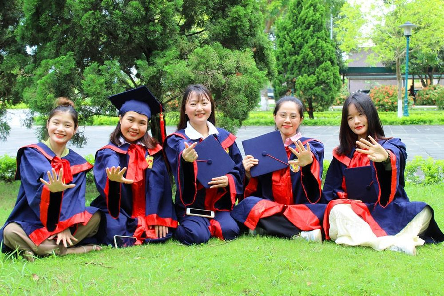 Các tân cử nhân chuyên ngành Ngôn ngữ Anh, Trường Đại học Hồng Đức vui mừng trong ngày nhận bằng tốt nghiệp. Các tân cử nhân chuyên ngành Ngôn ngữ Anh, Trường Đại học Hồng Đức vui mừng trong ngày nhận bằng tốt nghiệp.