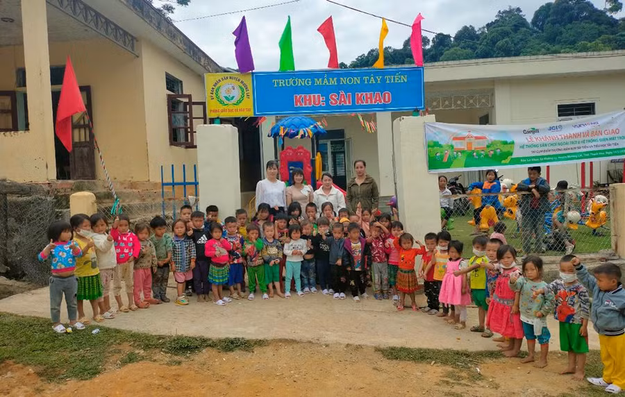 Cô Vũ Thị Lâm (ngoài cùng bên trái) trong chuyến công tác tại điểm trường Sài Khao, Trường Mầm non Tây Tiến (Mường Lát).