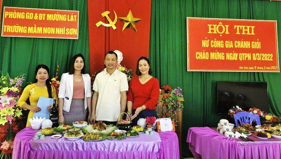 Cô Tống Thị Ninh (ngoài cùng bên phải) trong hội thi Nữ công gia chánh giỏi năm 2022. Cô Tống Thị Ninh (ngoài cùng bên phải) trong hội thi Nữ công gia chánh giỏi năm 2022.