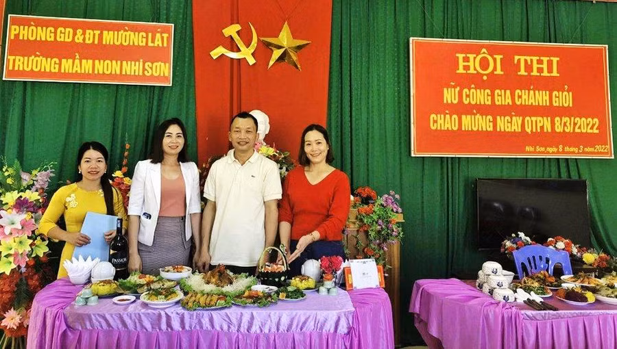 Cô Tống Thị Ninh (ngoài cùng bên phải) trong hội thi Nữ công gia chánh giỏi năm 2022.