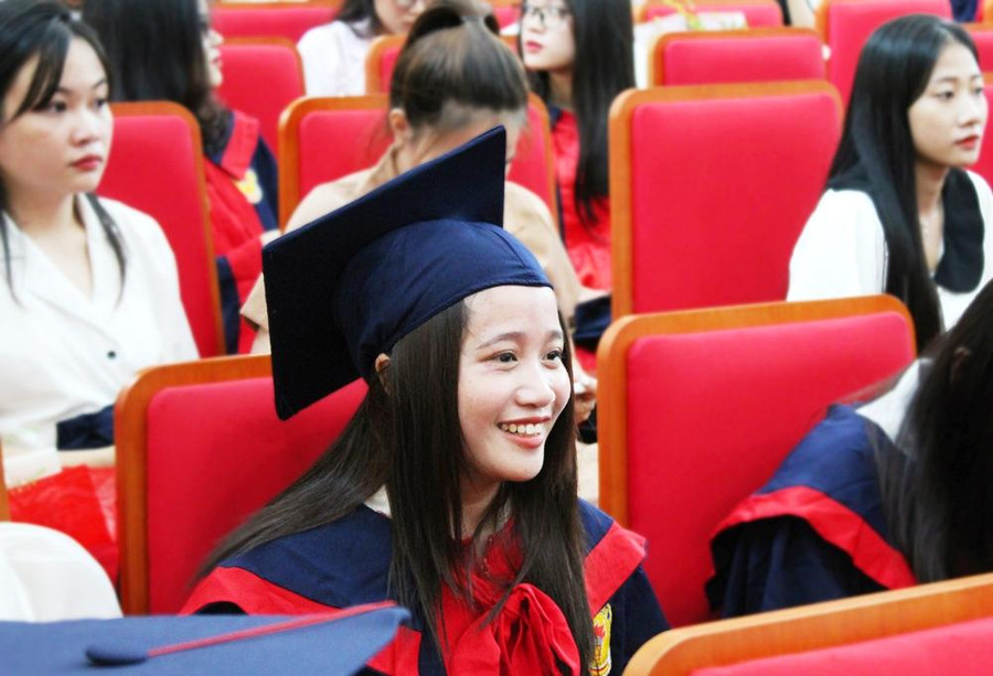 Nữ sinh Lê Quỳnh Hương vừa hồi hộp vừa vui mừng trong ngày khoác áo cử nhân. Nữ sinh Lê Quỳnh Hương vừa hồi hộp vừa vui mừng trong ngày khoác áo cử nhân.