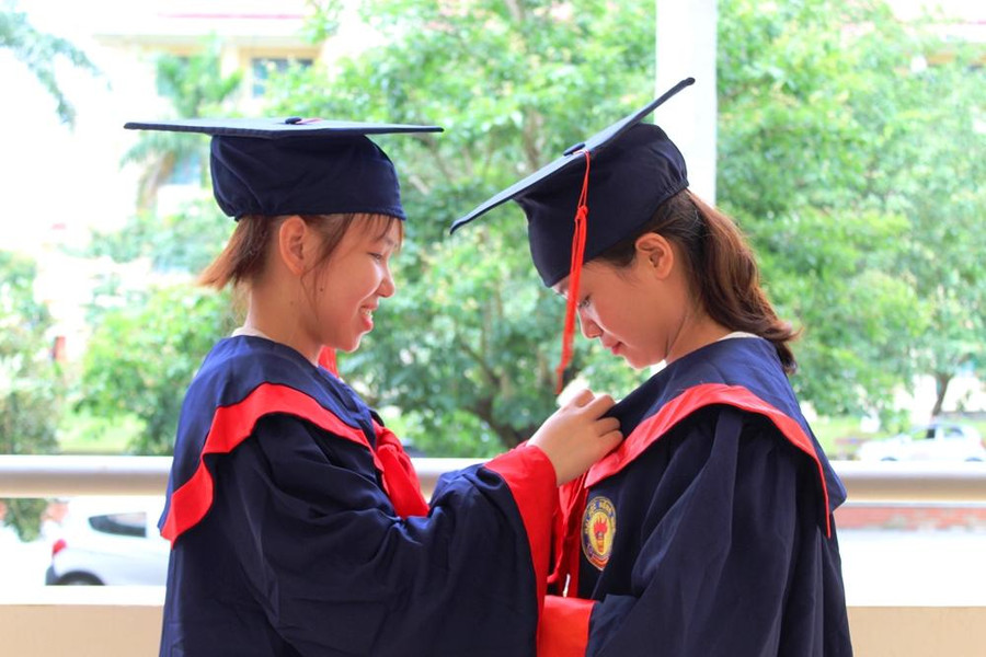 Hai cô giáo Mầm non tương lai sửa soạn lại trang phục trước thời khắc lên nhận bằng tốt nghiệp đại học. Hai cô giáo Mầm non tương lai sửa soạn lại trang phục trước thời khắc lên nhận bằng tốt nghiệp đại học.