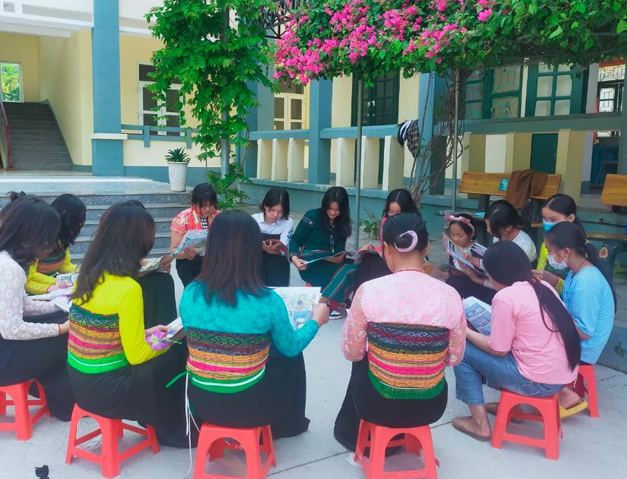 Học sinh lớp 9, Trường THCS Tén Tằn (Mường Lát, Thanh Hóa) trong tiết học hoạt động ngoài trời sáng thứ Hai hàng tuần.