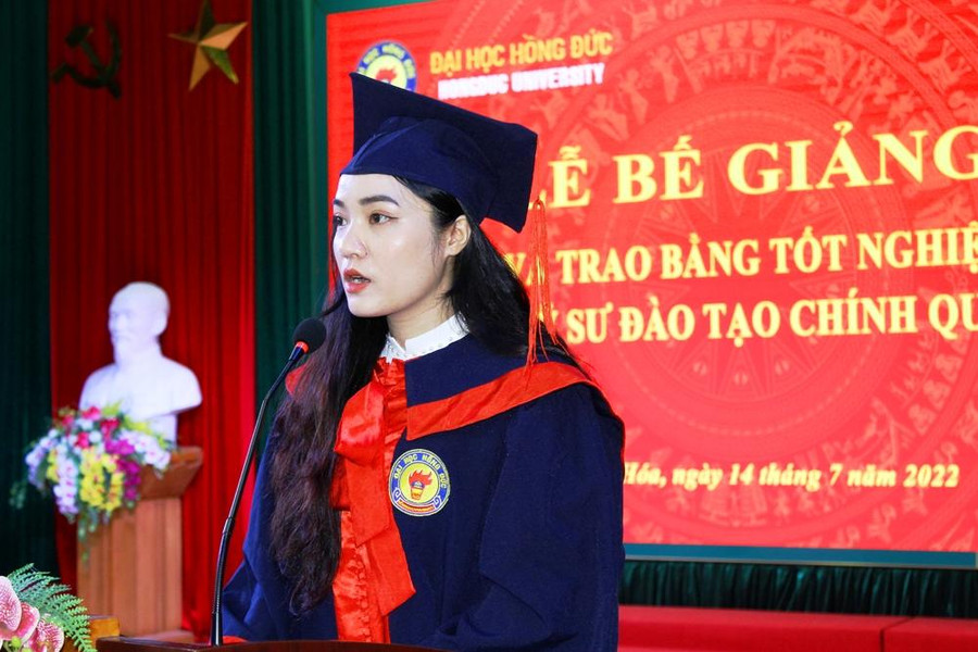 Đại diện cho gần 1.000 sinh viên khóa 2018-2022, em Hoàng Thị Hương (K21C, ĐH Kế toán, khoa Kinh tế - Quản trị kinh doanh) gửi lời cảm ơn tới các thầy, cô giáo đã truyền dạy kiến thức, kinh nghiệm trong suốt 4 năm học. Đại diện cho gần 1.000 sinh viên khóa 2018-2022, em Hoàng Thị Hương (K21C, ĐH Kế toán, khoa Kinh tế - Quản trị kinh doanh) gửi lời cảm ơn tới các thầy, cô giáo đã truyền dạy kiến thức, kinh nghiệm trong suốt 4 năm học.