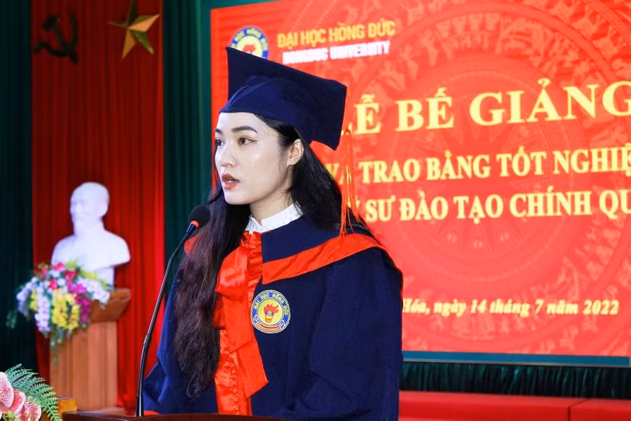 Đại diện cho gần 1.000 sinh viên khóa 2018-2022, em Hoàng Thị Hương (K21C, ĐH Kế toán, khoa Kinh tế - Quản trị kinh doanh) gửi lời cảm ơn tới các thầy, cô giáo đã truyền dạy kiến thức, kinh nghiệm trong suốt 4 năm học.