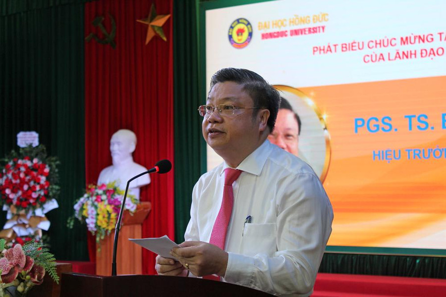 PGS.TS Bùi Văn Dũng – Hiệu trưởng Trường Đại học Hồng Đức phát biểu tại buổi Lễ bế giảng và trao bằng tốt nghiệp hệ chính quy 2022.