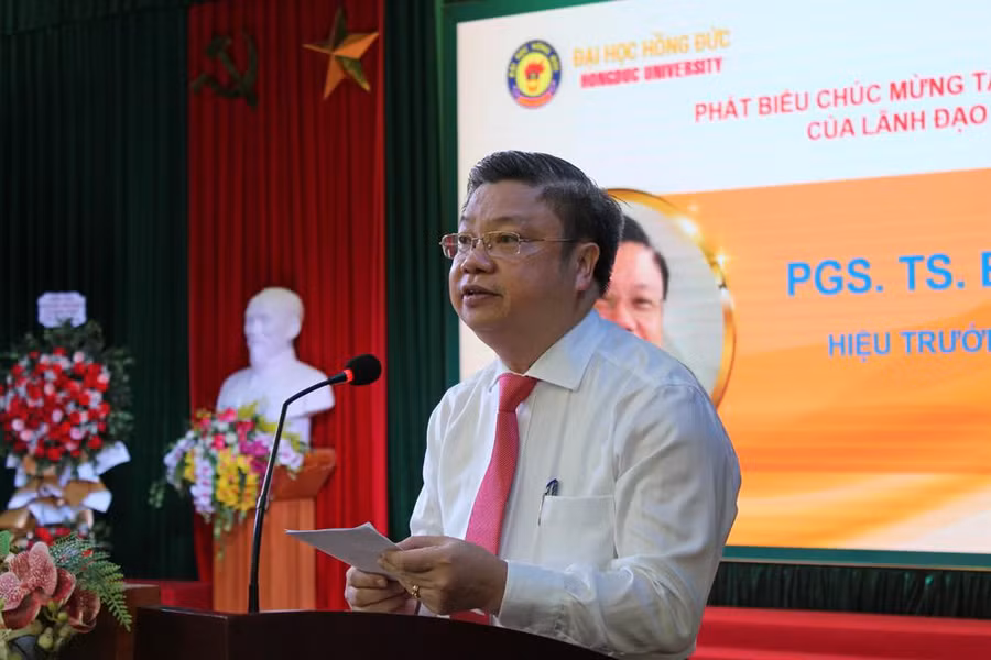 PGS.TS Bùi Văn Dũng – Hiệu trưởng Trường Đại học Hồng Đức phát biểu tại buổi Lễ bế giảng và trao bằng tốt nghiệp hệ chính quy 2022.