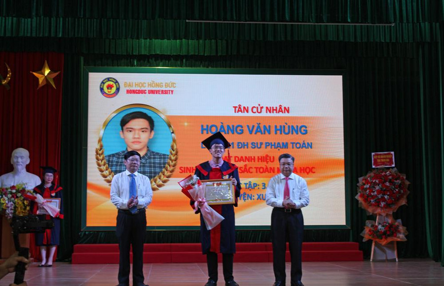 Lãnh đạo nhà trường tặng giấy khen cho tân cử nhân Hoàng Văn Hùng (ĐH Sư phạm Toán) với thành tích xuất sắc trong học tập.