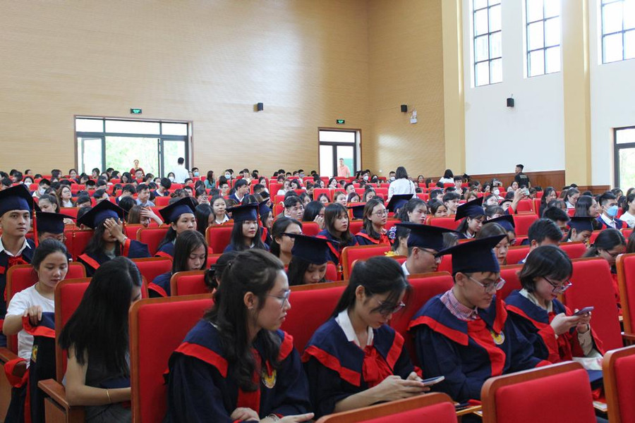 Gần 1.000 sinh viên khóa 2018-2022 của Trường ĐH Hồng Đức dự lễ bế giảng và nhận bằng tốt nghiệp.