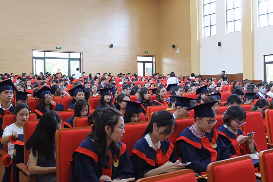 Gần 1.000 sinh viên khóa 2018-2022 của Trường ĐH Hồng Đức dự lễ bế giảng và nhận bằng tốt nghiệp.