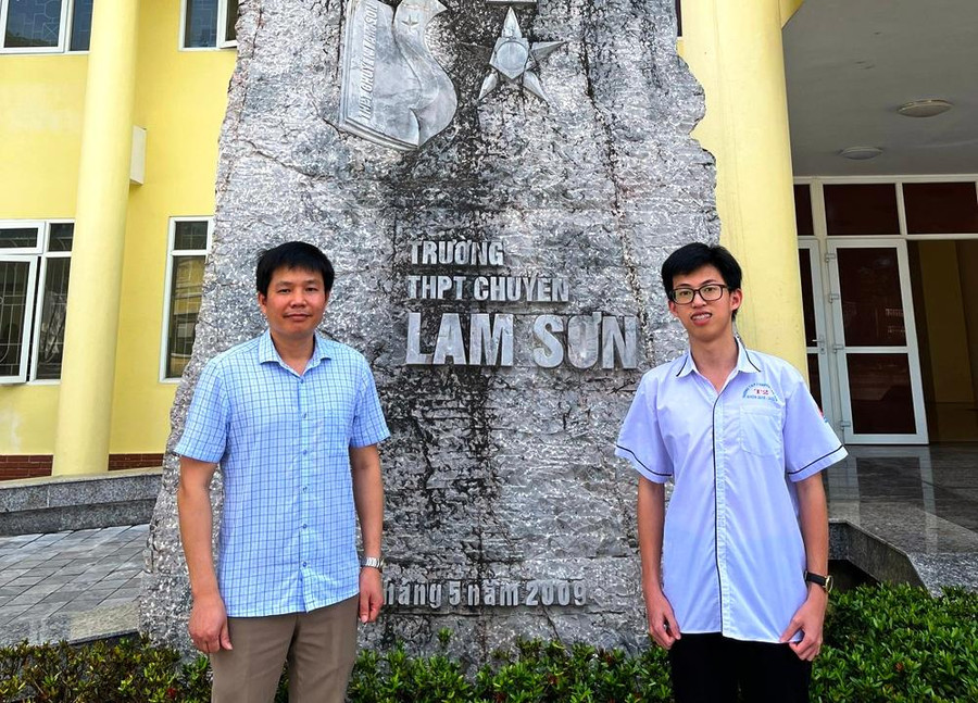 Nguyễn Đại Dương và thầy giáo chủ nhiệm Nguyễn Đình Thanh, đồng thời cũng là giáo viên dạy Toán. Nguyễn Đại Dương và thầy giáo chủ nhiệm Nguyễn Đình Thanh, đồng thời cũng là giáo viên dạy Toán.