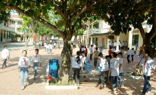 Học sinh Trường THCS Ngư Lộc trong giờ ra chơi.