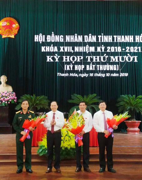 Ông Trịnh Văn Chiến - Bí thư Tỉnh ủy, Chủ tịch HĐND tỉnh Thanh Hóa tặng hoa chúc mừng ông Mai Xuân Liêm (ngoài cùng bên phải). Ông Trịnh Văn Chiến - Bí thư Tỉnh ủy, Chủ tịch HĐND tỉnh Thanh Hóa tặng hoa chúc mừng ông Mai Xuân Liêm (ngoài cùng bên phải).