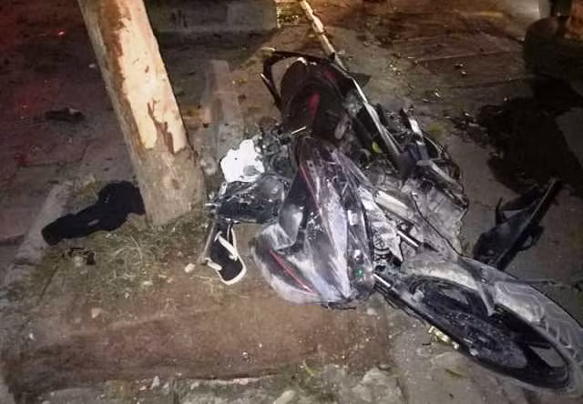 Chiếc xe máy biến dạng sau cú va chạm Chiếc xe máy biến dạng sau cú va chạm
