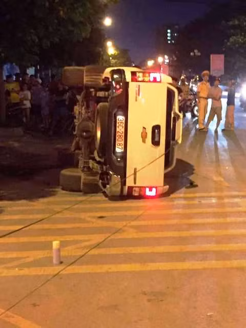 Chiếc xe ô tô bị lật nghiêng sau vụ va chạm