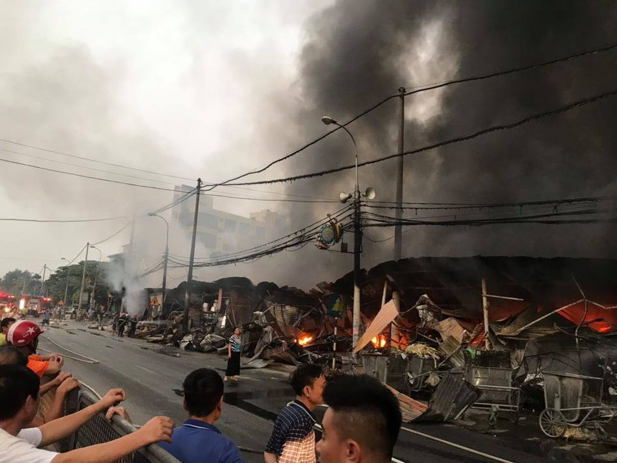Vụ hỏa hoạn xảy ra tại chợ tạm Còng đã gây thiệt hại hàng chục tỷ đồng. Vụ hỏa hoạn xảy ra tại chợ tạm Còng đã gây thiệt hại hàng chục tỷ đồng.