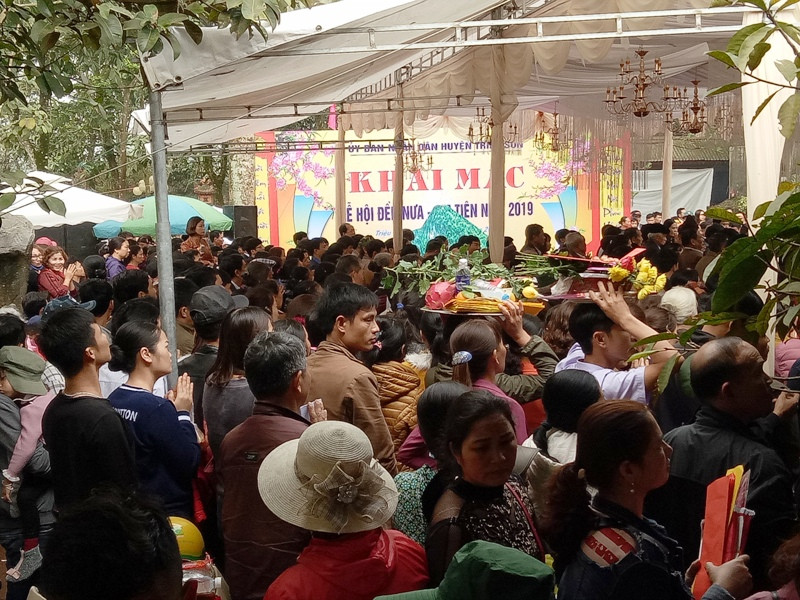 Du khách chen chân ở đền Am Tiên sáng 13/2. Du khách chen chân ở đền Am Tiên sáng 13/2.