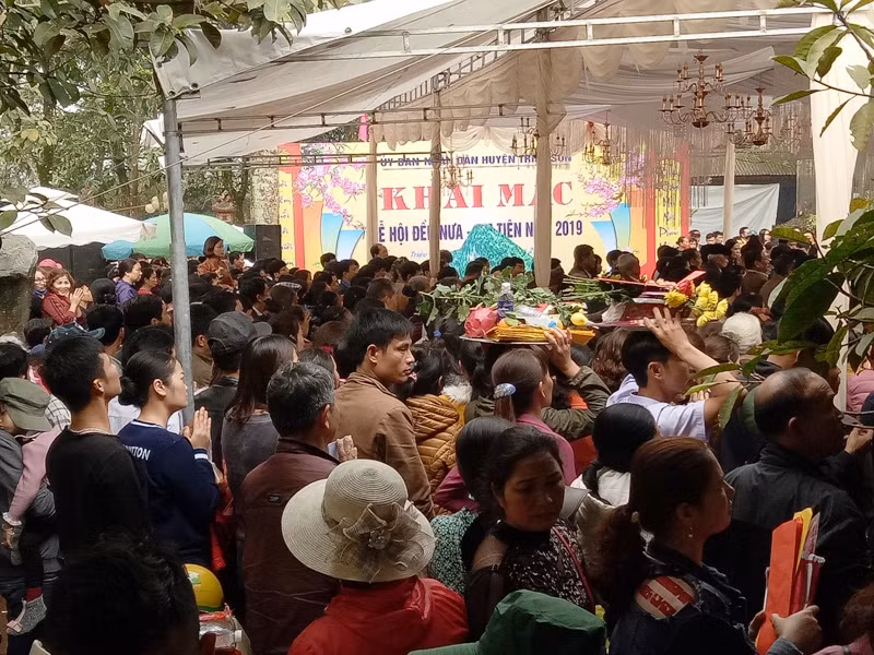 Du khách chen chân ở đền Am Tiên sáng 13/2.