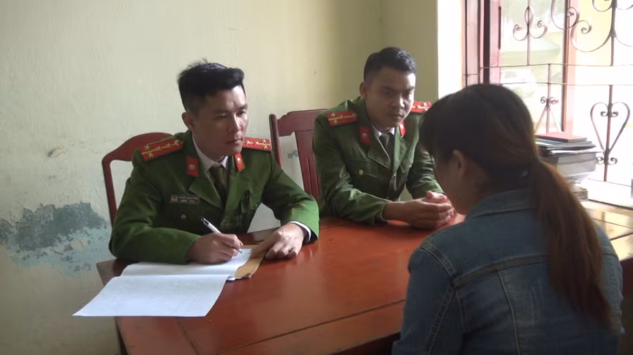 Công an đang vận động công dân không xuất cảnh trái phép sang Trung Quốc. Ảnh: Công an Thanh Hóa cung cấp.