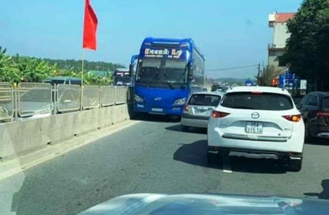 Tài xê điều khiển xe khách đi ngược chiều Quốc lộ 1A đã bị công an tước giấy phép lái xe.