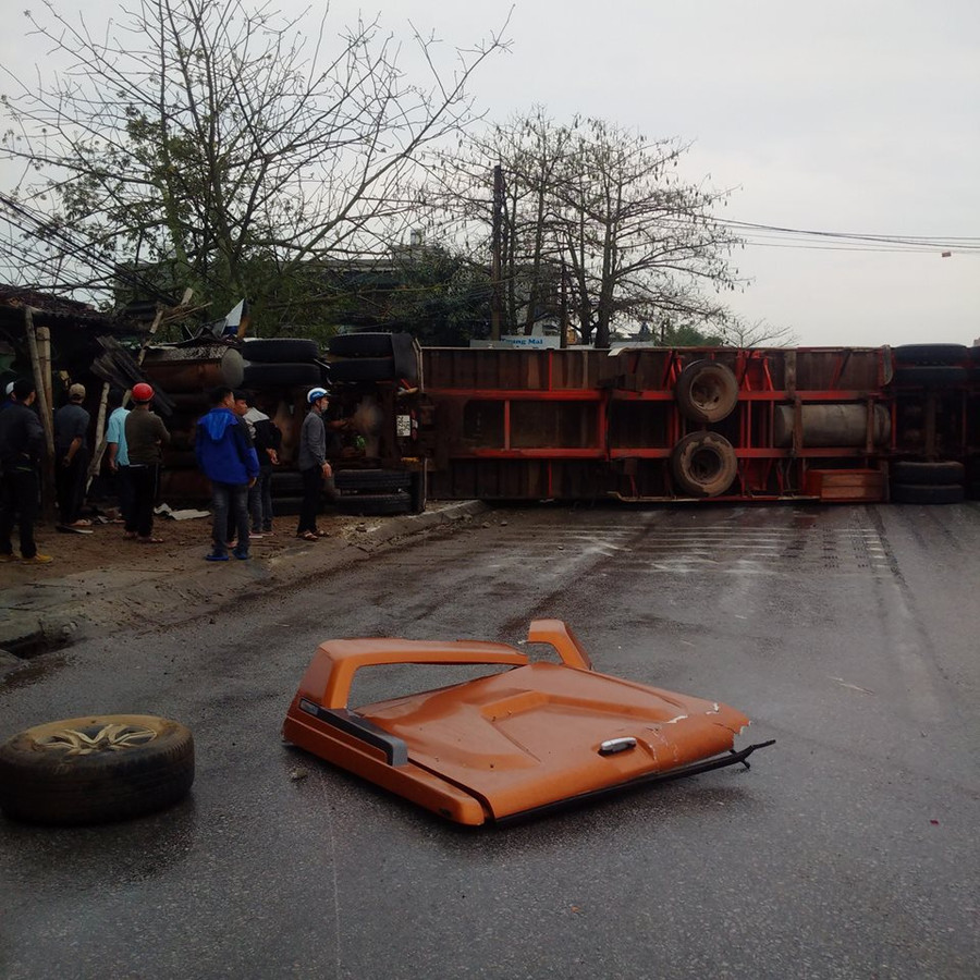 Chiếc xe Container bị lật nghiêng sau khi đâm vào một nhà dân bên đường. Chiếc xe Container bị lật nghiêng sau khi đâm vào một nhà dân bên đường.