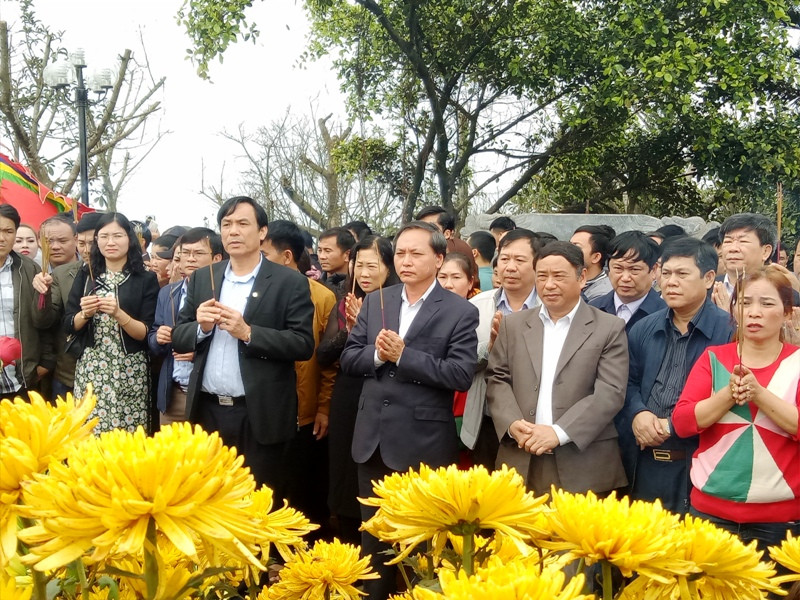 Ông Nguyễn Đức Quyền - Phó Chủ tịch Thường trực UBND tỉnh Thanh Hóa (người mặc comple cài khuy) cũng lên dâng hương tại huyệt đạo Am Tiên. Ông Nguyễn Đức Quyền - Phó Chủ tịch Thường trực UBND tỉnh Thanh Hóa (người mặc comple cài khuy) cũng lên dâng hương tại huyệt đạo Am Tiên.