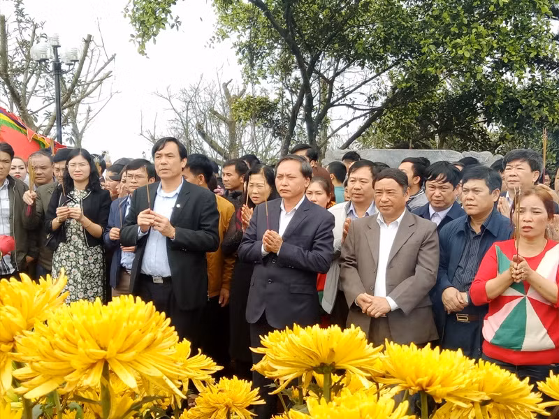 Ông Nguyễn Đức Quyền - Phó Chủ tịch Thường trực UBND tỉnh Thanh Hóa (người mặc comple cài khuy) cũng lên dâng hương tại huyệt đạo Am Tiên.