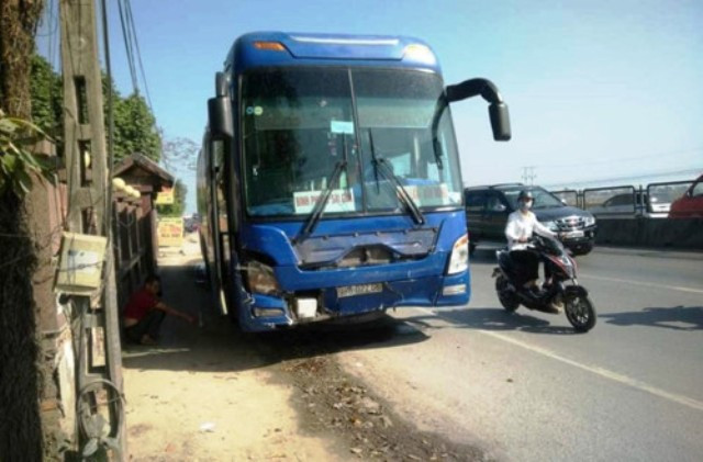 Chiếc xe khách gây tai nạn.