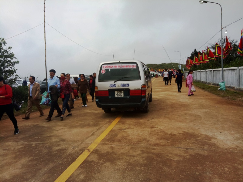 Tuy nhiên, rất nhiều tài xế của đội ngũ xe dịch vụ này chạy lên, xuống dốc rất ẩu, khiến nhiều du khách hoảng sợ. Tuy nhiên, rất nhiều tài xế của đội ngũ xe dịch vụ này chạy lên, xuống dốc rất ẩu, khiến nhiều du khách hoảng sợ.