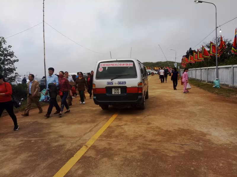 Tuy nhiên, rất nhiều tài xế của đội ngũ xe dịch vụ này chạy lên, xuống dốc rất ẩu, khiến nhiều du khách hoảng sợ.