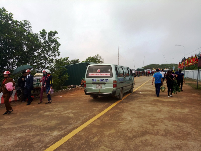 Đội xe dịch vụ chở du khách lên đỉnh Am Tiên. Đội xe dịch vụ chở du khách lên đỉnh Am Tiên.