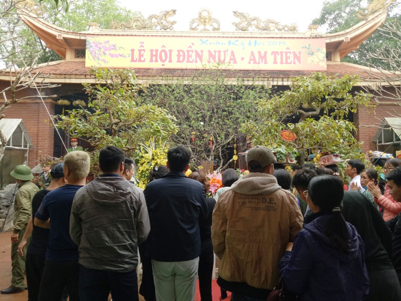 Người dân dâng lễ tại đền Am Tiên. Người dân dâng lễ tại đền Am Tiên.