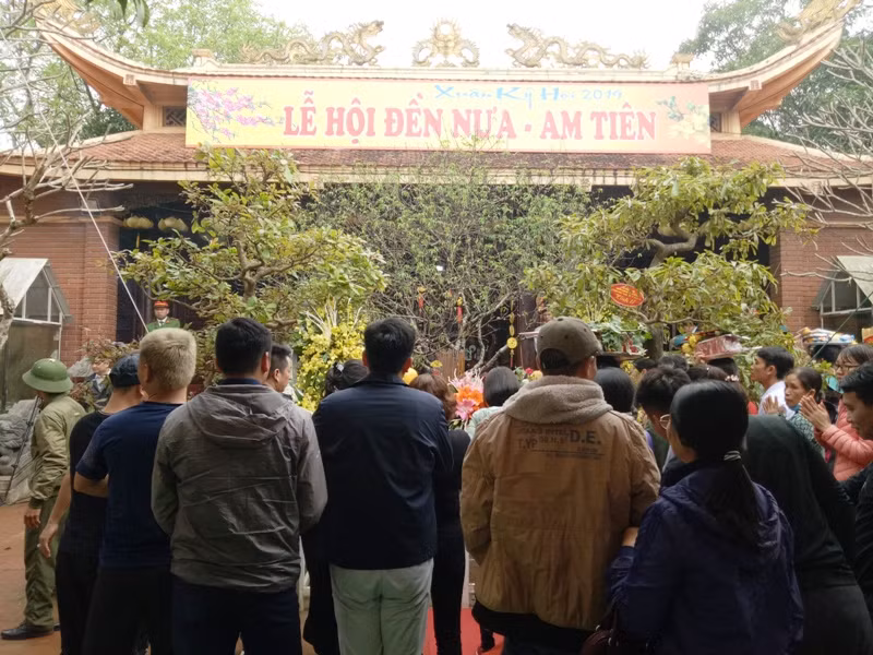 Người dân dâng lễ tại đền Am Tiên.