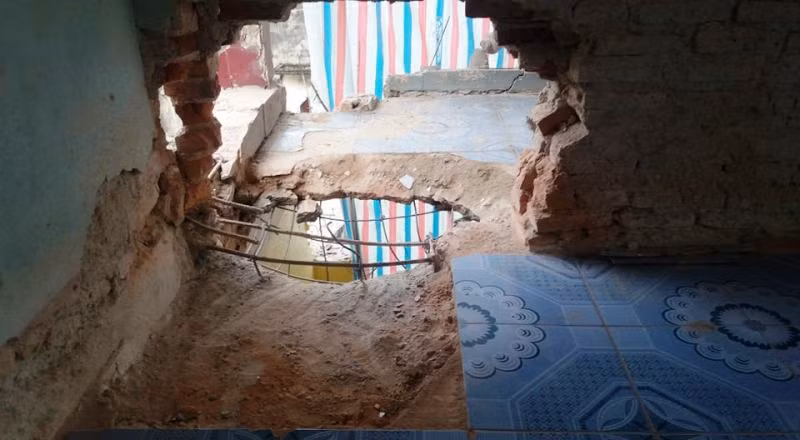 Sức công phá của quả mìn khiến tường của ngôi nhà bị thủng.