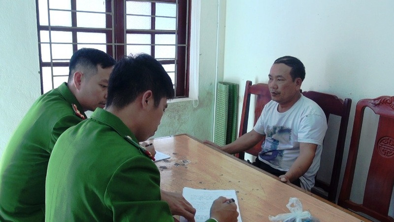 Nghi phạm Nguyễn Huy Xô tại cơ quan công an.