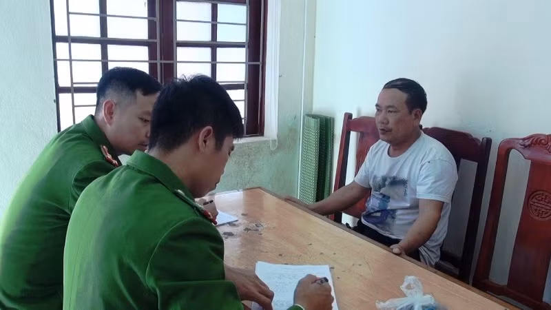 Nghi phạm Nguyễn Huy Xô tại cơ quan công an.