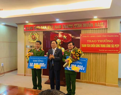 Ông Nguyễn Văn Đệ - Chủ tịch Hiệp hội Doanh nghiệp Thanh Hóa (ảnh giữa) trao thưởng cho công an tỉnh. Ảnh: Công an Thanh Hóa cung cấp. Ông Nguyễn Văn Đệ - Chủ tịch Hiệp hội Doanh nghiệp Thanh Hóa (ảnh giữa) trao thưởng cho công an tỉnh. Ảnh: Công an Thanh Hóa cung cấp.