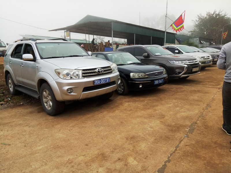 Để đảm bảo an toàn, lành mạnh cho lễ hội, tỉnh Thanh Hóa cũng điều động khá nhiều xe biển xanh đi kiểm tra tại lễ "mở cổng trời". Để đảm bảo an toàn, lành mạnh cho lễ hội, tỉnh Thanh Hóa cũng điều động khá nhiều xe biển xanh đi kiểm tra tại lễ "mở cổng trời".