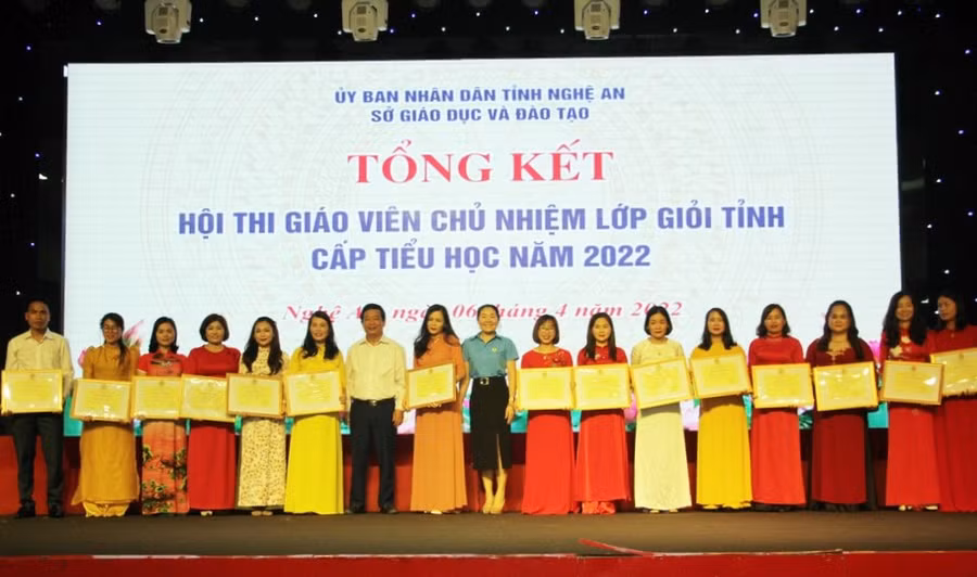 Đại diện Liên đoàn Lao động tỉnh Nghệ An và Sở GD&amp;ĐT khen thưởng các cá nhân có nhiều sáng tạo, đạt kết quả cao tại hội thi.