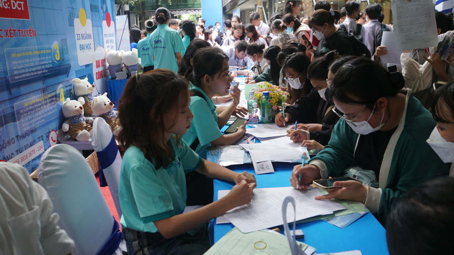 Học sinh khối 12 tìm hiểu thông tin tuyển sinh tại Trường Đại học Công Thương TPHCM. Ảnh: Mạnh Tùng