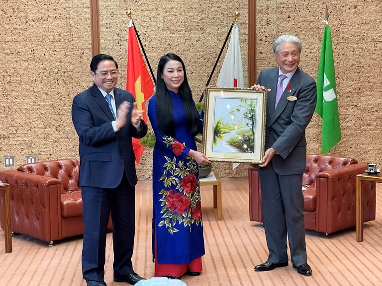 Bí thư Tỉnh ủy Vĩnh Phúc Hoàng Thị Thúy Lan tặng tranh kỷ niệm cho ông Fukuda, Thống đốc tỉnh Tochigi với sự chứng kiến của Thủ tướng Chính phủ Phạm Minh Chính Ảnh: Việt Hưng.