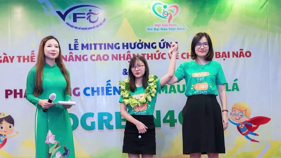 Mai Anh (đứng giữ) là nhân vật chính trong phim tài liệu Chiếc lá hy vọng