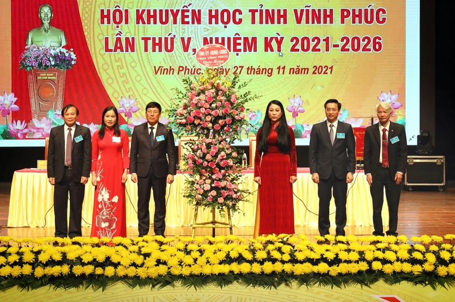 Bí thư Tỉnh ủy Vĩnh Phúc Hoàng Thị Thúy Lan tặng hoa chúc mừng Đại hội đại biểu Hội Khuyến học tỉnh