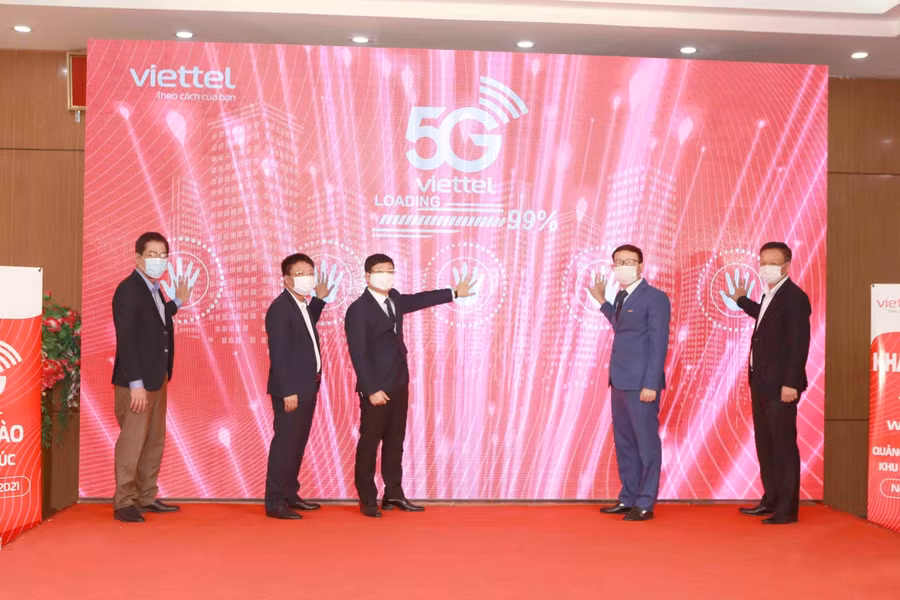 Chủ tịch UBND tỉnh Vĩnh Phúc Lê Duy Thành (ở giữa) cùng các đại biểu nhấn biểu tượng khai trương thử nghiệm hệ thống 5G.