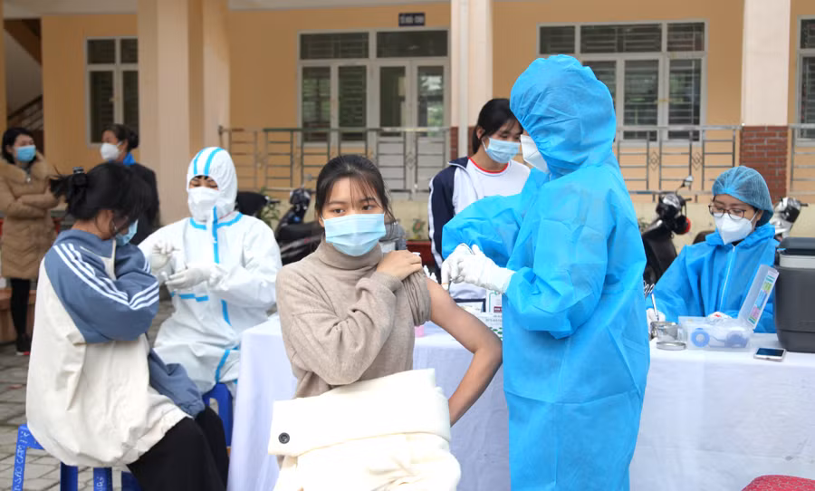 Học sinh Trường PTDT Nội trú THPT tỉnh Hà Giang được tiêm vắc xin phòng Covid - 19. Ảnh: Phạm Hoan

