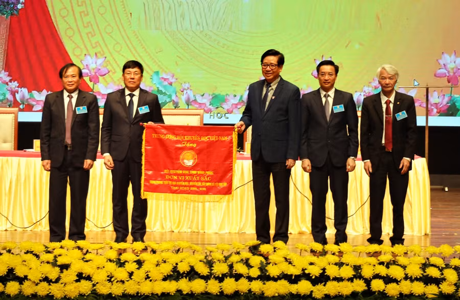 PGS.TS Nguyễn Trọng Điều, Phó Chủ tịch Trung ương Hội Khuyến học Việt Nam trao Cờ thi đua cho Hội Khuyến học tỉnh Vĩnh Phúc