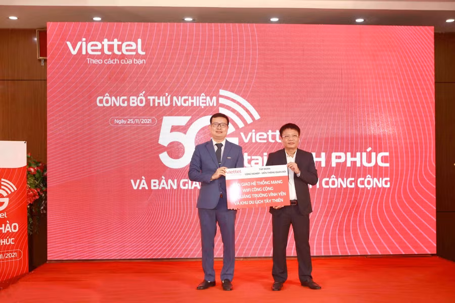 Giám đốc Sở TT&amp;TT Vĩnh Phúc (bìa phải) nhận bàn giao hệ thống mạng wifi công cộng miễn phí tại quảng trường Vĩnh Yên và khu du lịch Tây Thiên từ Viettel.