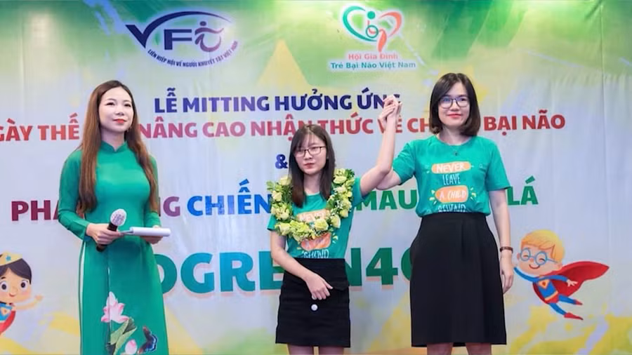 Mai Anh (đứng giữ) là nhân vật chính trong phim tài liệu Chiếc lá hy vọng