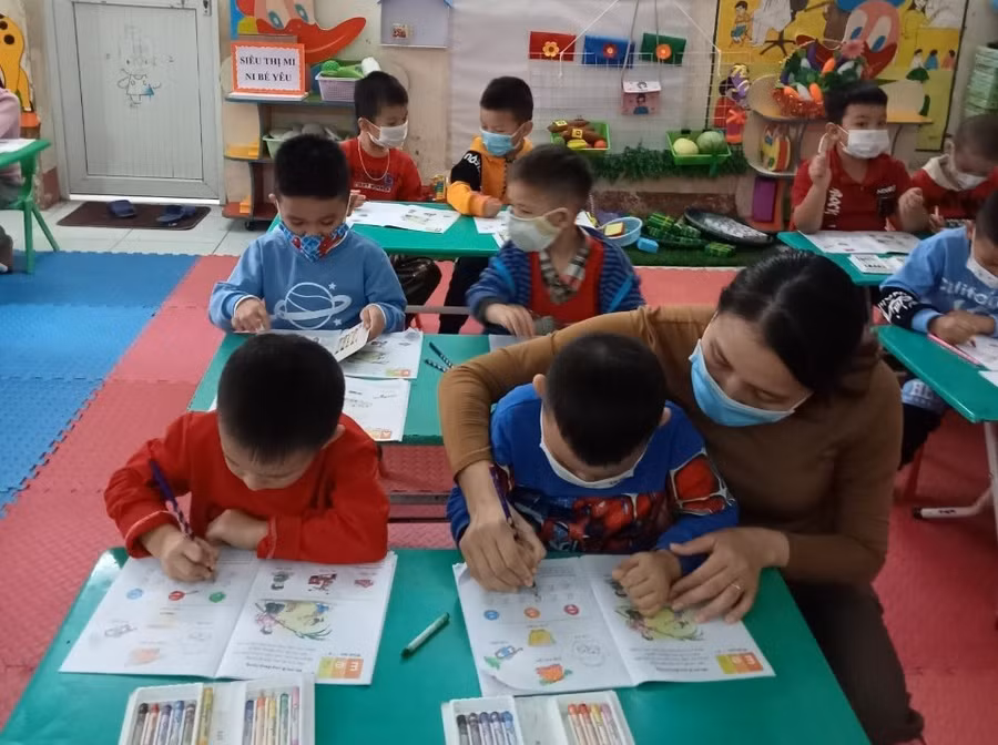 Cô và trò Trường MN Thụy Vân trở lại trường.