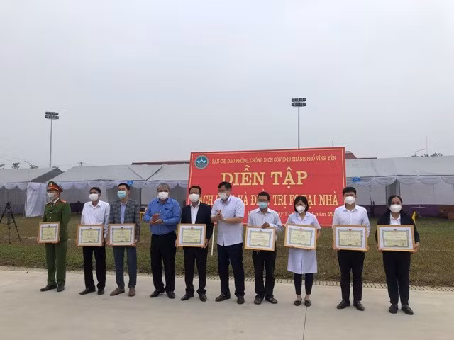 Lãnh đạo thành phố Vĩnh Yên khen thưởng các tập thể, cá nhân đạt thi tích tốt tại buổi diễn tập